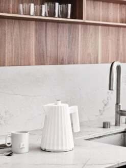 Alessi Plissé Vedenkeitin, 1 L, Valkoinen -Stelton Myynti 0007 MDL06 1 amb A4 3500pxl