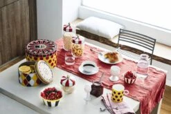 Alessi Circus Lasipurkki, 0,75 L 9 Alessi Circus Lasipurkki, 0,75 L -Stelton Myynti 0039 CircusBreakfast A4 3500pxl 1