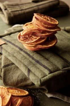 Ferm LIVING Hale Keittiöpyyhe, Vihreä - Musta -Stelton Myynti 05 c 11865 1