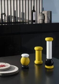 Alessi Sottsass Maustemylly, Iso, Keltainen - Musta - Valkoinen -Stelton Myynti 07 Alessi MP0210 1 ES18 1 ES19 1 V 2
