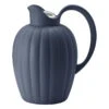 Georg Jensen Bernadotte Termoskannu, 1 L, Tummansininen 1 Georg Jensen Bernadotte Termoskannu, 1 L, Tummansininen -Stelton Myynti 10019711 BERNADOTTE THERMO JUG BLUE PP ABS PLASTIC 1L 01