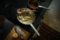 Fiskars Norden Teräspaistinpannu, 28 Cm 13 Fiskars Norden Teräspaistinpannu, 28 Cm -Stelton Myynti 1067630 Fiskars Norden Steel Wok 28cm Uncoated Environment