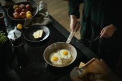 Fiskars Norden Teräspaistinpannu, 24 Cm -Stelton Myynti 1067631 Fiskars Norden Steel Frying pan 24cm Coated Action