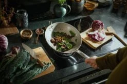 Fiskars Norden Teräswokkipannu, 28 Cm -Stelton Myynti 1067636 Fiskars Norden Steel Wok 28cm Coated Action