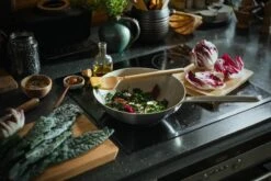 Fiskars Norden Teräswokkipannu, 28 Cm -Stelton Myynti 1067636 Fiskars Norden Steel Wok 28cm Coated Environment