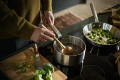 Fiskars Norden Teräskasari, 2,5 L, Pinnoittamaton 13 Fiskars Norden Teräskasari, 2,5 L, Pinnoittamaton -Stelton Myynti 1067638 Fiskars Norden Steel Sauce Pan 25L Action