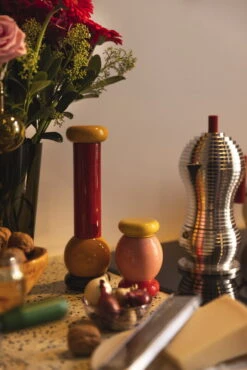 Alessi Sottsass Maustemylly, Pieni, Pinkki - Keltainen - Punainen 11 Alessi Sottsass Maustemylly, Pieni, Pinkki - Keltainen - Punainen -Stelton Myynti 2021 09 30 FDS Valmiit VVV 13