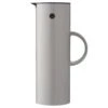 Stelton EM77 Termoskannu 1,0 L, Vaaleanharmaa 2 Stelton EM77 Termoskannu 1,0 L, Vaaleanharmaa -Stelton Myynti 236Stelton 19 TH