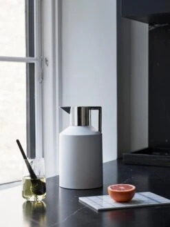 Normann Copenhagen Geo Termoskannu 1,5 L, Valkoinen - Hopea -Stelton Myynti 250554 Normann Copenhagen Geo Vacuum Jug 12C5L White Silver Glossy Long Drink Tea Egg 01