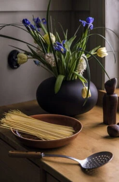 Ferm LIVING Pebble Maustemylly, Tummanruskea 12 Ferm LIVING Pebble Maustemylly, Tummanruskea -Stelton Myynti 3 pastaa helmikuu 23 2