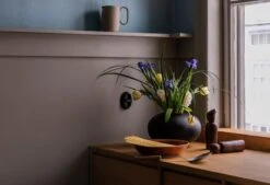 Ferm LIVING Pebble Maustemylly, Tummanruskea 13 Ferm LIVING Pebble Maustemylly, Tummanruskea -Stelton Myynti 3 pastaa helmikuu 23 3