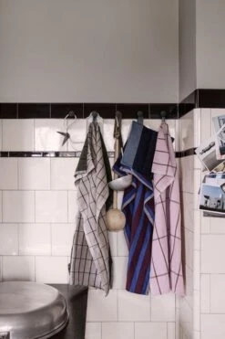 Ferm LIVING Hale Keittiöpyyhe, Ruskea - Kirkkaansininen 9 Ferm LIVING Hale Keittiöpyyhe, Ruskea - Kirkkaansininen -Stelton Myynti 40 0004 kopier 1