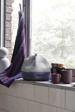 Ferm LIVING Hale Keittiöpyyhe, Ruskea - Kirkkaansininen 11 Ferm LIVING Hale Keittiöpyyhe, Ruskea - Kirkkaansininen -Stelton Myynti 44 3323