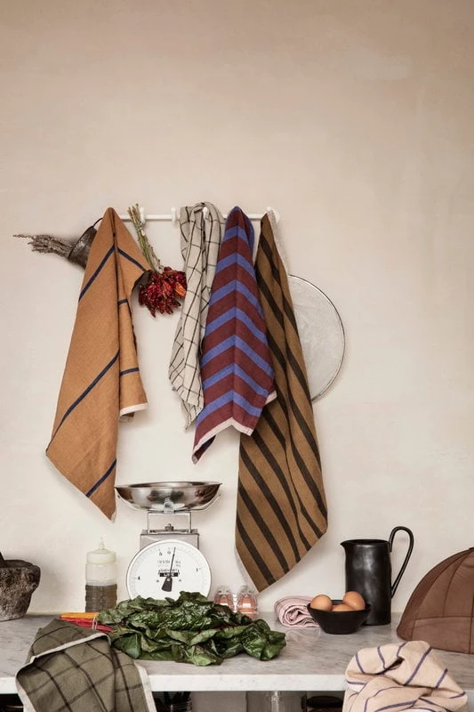 Ferm LIVING Hale Keittiöpyyhe, Ruskea - Kirkkaansininen 4 Ferm LIVING Hale Keittiöpyyhe, Ruskea - Kirkkaansininen - Image 2