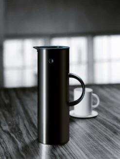 Stelton EM77 Termoskannu 1,0 L, Musta -Stelton Myynti Atelton EM77 LS 930