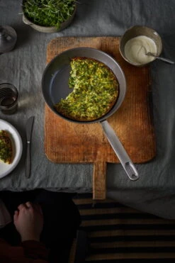 Fiskars All Steel Paistinpannu, 24 Cm -Stelton Myynti FI Fiskars All Steel Frying Pan 24cm Environment 01