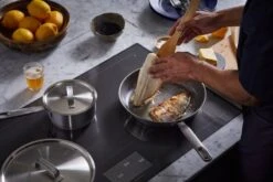 Fiskars All Steel Paistinpannu, 28 Cm -Stelton Myynti FI Fiskars All Steel Frying pan 28cm Action 01