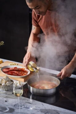 Fiskars All Steel Paistokasari, 26 Cm 12 Fiskars All Steel Paistokasari, 26 Cm -Stelton Myynti FI Fiskars All Steel Saute pan 26cm Action 02