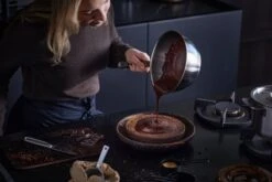 Fiskars All Steel Kastikekasari, 2 L, 20 Cm -Stelton Myynti FI Fiskars All Steel Sauteuse pan 2L Action 01