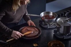 Fiskars All Steel Kastikekasari, 2 L, 20 Cm -Stelton Myynti FI Fiskars All Steel Sauteuse pan 2L Environment 01