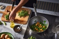 Fiskars All Steel Wokkipannu, 28 Cm -Stelton Myynti FI Fiskars All steel Wok pan 28cm Environment 01