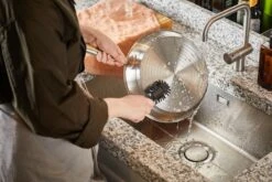 Fiskars All Steel Paistinpannu, 28 Cm -Stelton Myynti Fiskars All Steel frying pan cleaning 01