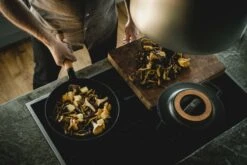 Fiskars Norden Valurautapaistinpannu, 26 Cm -Stelton Myynti Fiskars Cooking Action Norden Frying pan 28cm frying mushrooms 1026571