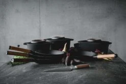 Fiskars Norden Iso Kokinveitsi -Stelton Myynti Fiskars Cooking Environmental Norden Product family shot 1