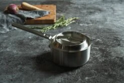 Fiskars Norden Teräskasari, 1,8 L, Pinnoittamaton -Stelton Myynti Fiskars Cooking Environmental Norden Steel Sauce Pan 18L 1067637