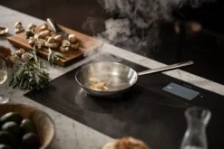 Fiskars All Steel Pure Paistinpannu 24 Cm -Stelton Myynti Fiskars Environmental All Steel pure frying pan 24cm 1065627 01