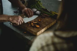 Fiskars Norden Iso Kokinveitsi -Stelton Myynti Fiskars Norden Large cooks knife chopping carrots 1026419