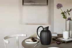 Georg Jensen Bernadotte Termoskannu, 1 L, Musta -Stelton Myynti GJ AW22 Bernadotte Thermo Jug IMERCO