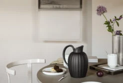 Georg Jensen Bernadotte Termoskannu, 1 L, Musta -Stelton Myynti GJ AW22 Bernadotte Thermo Jug IMERCO