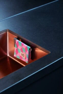 Happy Sinks Happy Sinks Tiskiliinateline, Hiilenmusta 12 Happy Sinks Happy Sinks Tiskiliinateline, Hiilenmusta -Stelton Myynti HS happy sinks dish cloth holder bio composite 446761 1100x EE