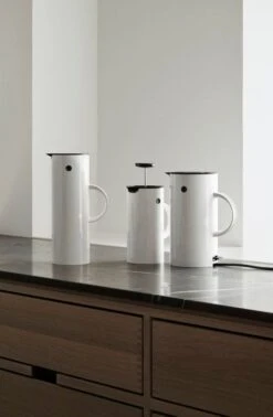 Stelton EM77 Vedenkeitin, Valkoinen -Stelton Myynti LS 890 1 EM77 electric kettle 811 French press 960 vacuum jug 1L