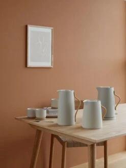 Stelton Emma Termoskannu Teelle, Soft Sand -Stelton Myynti LS x 200 9 x 201 9 x 210 9 Emma soft sand 1