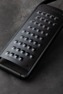 Microplane Black Sheep Series Extra Coarse Raastin 9 Microplane Black Sheep Series Extra Coarse Raastin -Stelton Myynti Microplane Black Sheep 43008 Extra Coarse Blade