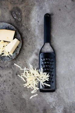 Microplane Black Sheep Series Extra Coarse Raastin 11 Microplane Black Sheep Series Extra Coarse Raastin -Stelton Myynti Microplane Black Sheep 43008 Extra Coarse Cheese 3