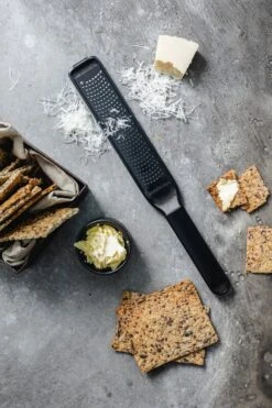 Microplane Black Sheep Series Zester Raastin -Stelton Myynti Microplane Black Sheep 43020 Zester Parmesan Crisps 2