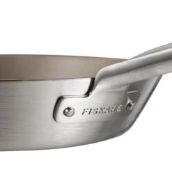 Fiskars Norden Teräspaistinpannu, 26 Cm -Stelton Myynti Norden Steel Frying Pan Coated detail handle attachment