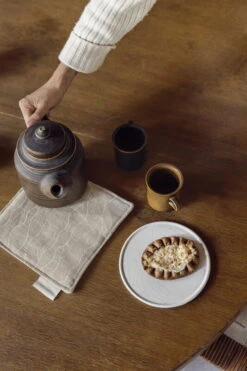 Saana Ja Olli Rakkauden Meri Patalappu, Beige - Valkoinen 5 Saana Ja Olli Rakkauden Meri Patalappu, Beige - Valkoinen -Stelton Myynti Rakkauden meri Saana ja Olli hi res kuva Suvi Kesalainen 20