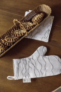 Saana Ja Olli Rakkauden Meri Patalappu, Valkoinen - Musta -Stelton Myynti Rakkauden meri Saana ja Olli hi res kuva Suvi Kesalainen 21