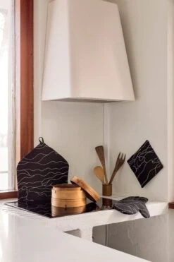 Saana Ja Olli Rakkauden Meri Pannumyssy, Musta - Valkoinen -Stelton Myynti Rakkauden meri Saana ja Olli hi res kuva Suvi Kesalainen 23 2