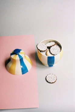 HAY Sobremesa Stripe Keksipurkki, Sininen - Keltainen -Stelton Myynti Sobremesa Stripe Cookie Jar blue and yellow