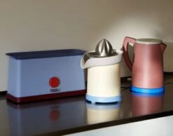 HAY Sowden Vedenkeitin, Ruskea 11 HAY Sowden Vedenkeitin, Ruskea -Stelton Myynti Sowden Toaster blue Sowden Juicer yellow Sowden Kettle brown