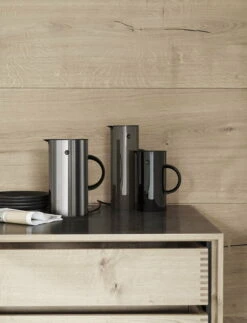 Stelton EM77 Termoskannu 1,0 L, Ruskea -Stelton Myynti Stelton 988 1