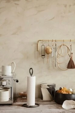 Ferm LIVING Curvature Talouspaperiteline, Musta Messinki -Stelton Myynti fermLIVING AW21 CurvaturePaperTowelHolderBlackBrass MergeTrivetMocha FlowWhiteSpeckle image