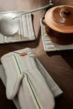 Ferm LIVING Hale Pannulappu, 2 Kpl, Beige - Keltainen - Sininen -Stelton Myynti fermLIVING SS22 HaleOvenMitt HalePotHolders image 1 1