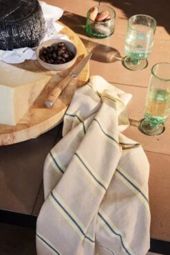 Ferm LIVING Hale Keittiöpyyhe, Beige - Keltainen - Sininen 12 Ferm LIVING Hale Keittiöpyyhe, Beige - Keltainen - Sininen -Stelton Myynti fermLIVING SS22 HaleTeaTowel OysterLemonBrightBlue image 1