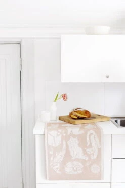 Lapuan Kankurit Kissanpäivät Käsipyyhe, Valkoinen - Kaneli -Stelton Myynti lapuankankurit kissanpaivat towel white cinnamon 1